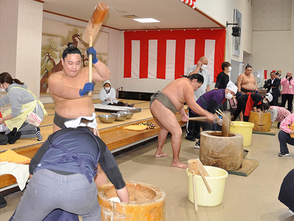 写真：立浪部屋の力士による餅つき実演