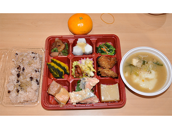 写真：昼食はつきたてのお餅で特製ちゃんこ雑煮